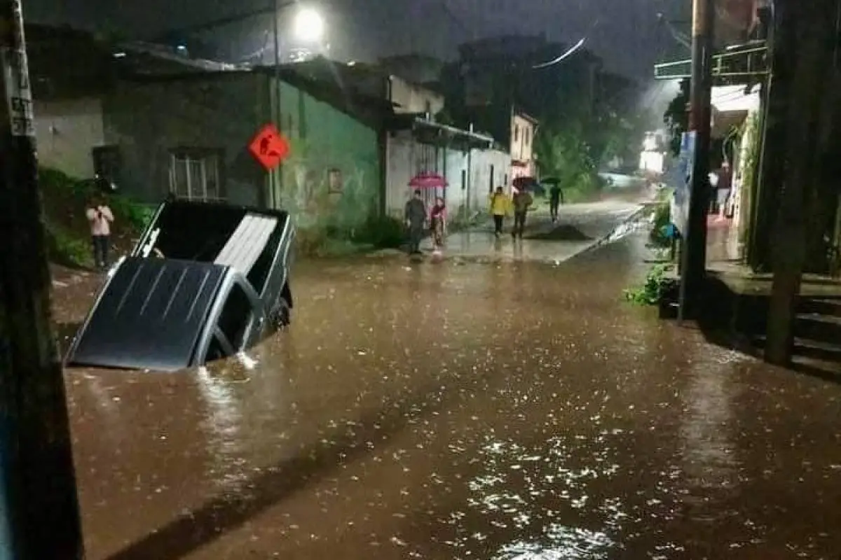 Video lluvia causa estragos en Palín, 