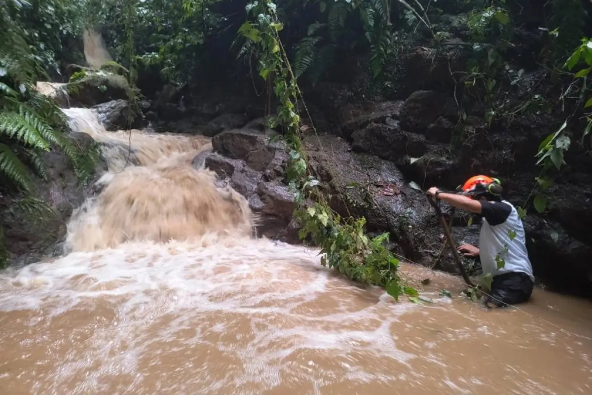 La caída de un vehículo en un río dejó dos fallecidos el pasado 21 de junio de 2024. Foto: Bomberos Voluntarios.