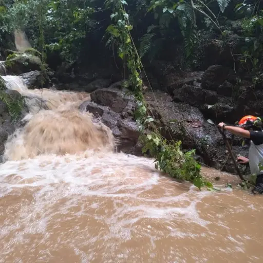 La caída de un vehículo en un río dejó dos fallecidos el pasado 21 de junio de 2024. Foto: Bomberos Voluntarios.