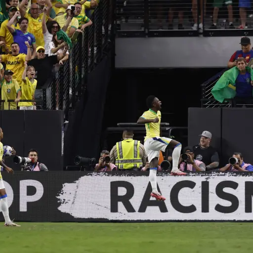 Las Vegas (United States), 29/06/2024.- Brazil forward Vinicius Junior (R) reacts after scoring a goal during the first half of the CONMEBOL Copa America 2024 group D soccer match between Paraguay and Brazil, in Las Vegas, Nevada, USA, 28 June 2024. (Bras
