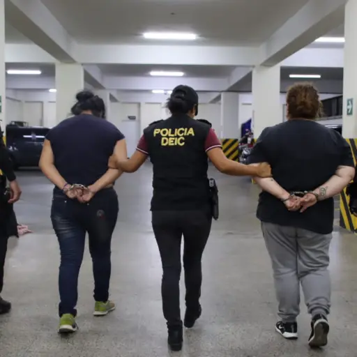 Mujeres captuadas porque presuntamente pertenecen a la pandilla del Barrio 18 ,
