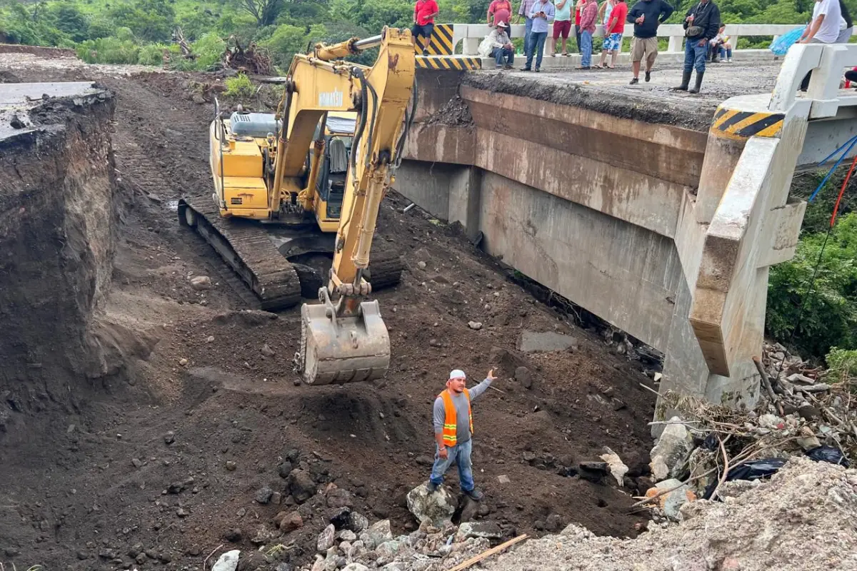 Maquinaria pesada trabaja en la limpieza del socavamiento del Puente El Colorado. Foto: CIV. 