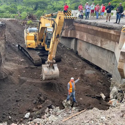 Maquinaria pesada trabaja en la limpieza del socavamiento del Puente El Colorado. Foto: CIV. 