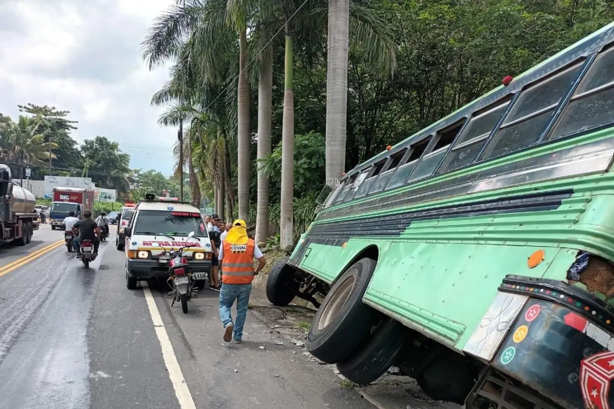 Bus estuvo cerca de cair a un río, 