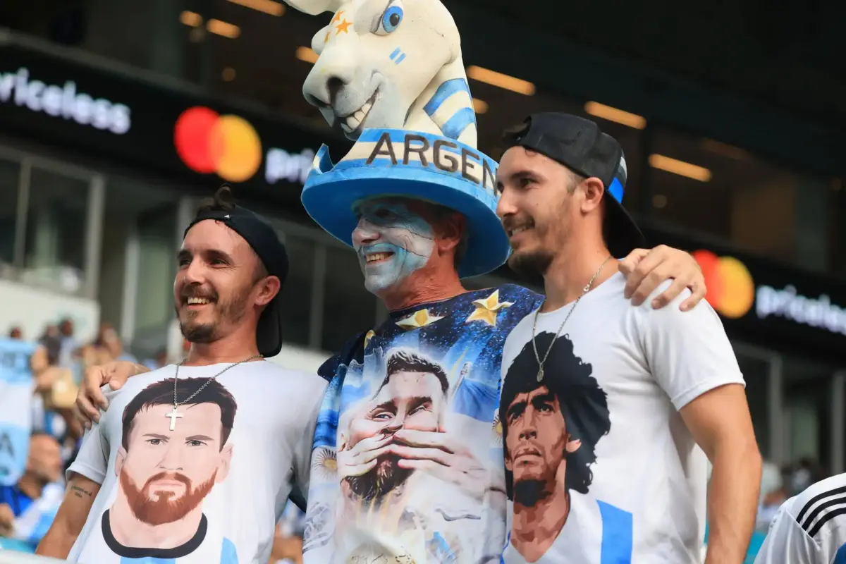 una-fiesta-cerca-de-la-cas-de-lionel-messi-sin-messi-copa-america-2024-junio-2024-2-scaled-2.webp, 