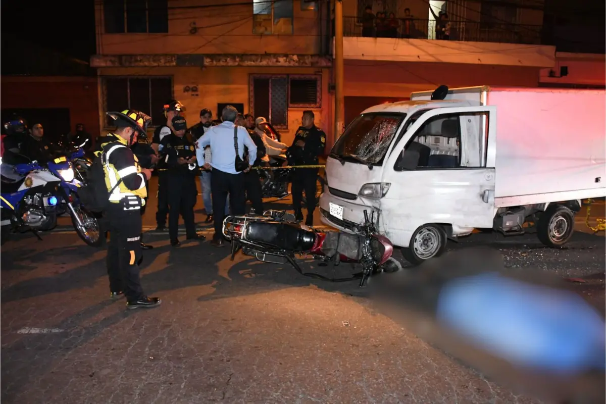 El choque de un camioncito y una motocicleta dejó un fallecido en la zona 6 capitalina. Foto: Bomberos Voluntarios.