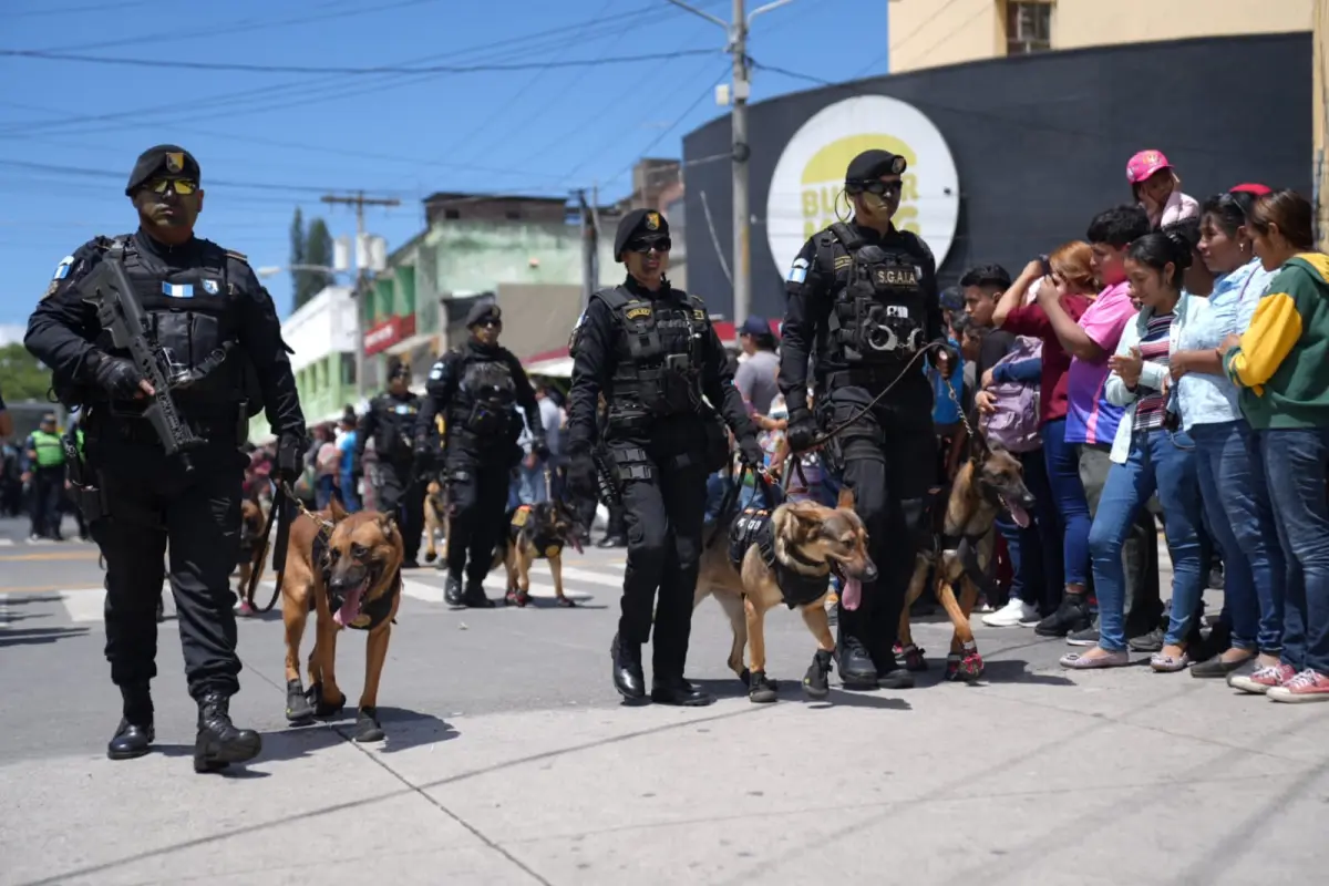 Los agentes de la PNC marcharon desde la Municipalidad de Guatemala hacia el Centro Histórico. Fotos: PNC.