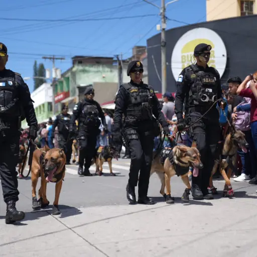 Los agentes de la PNC marcharon desde la Municipalidad de Guatemala hacia el Centro Histórico. Fotos: PNC.