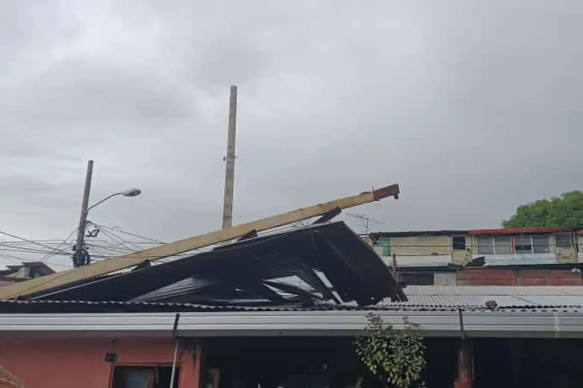 Los ventarrones arrancaron un techo en la zona 1 de Santa Lucía Cotzumalguapa, Escuintla. Foto: Conred.