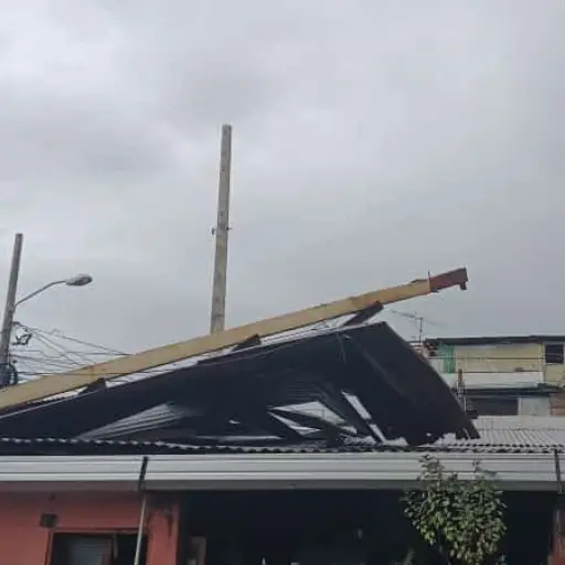 Los ventarrones arrancaron un techo en la zona 1 de Santa Lucía Cotzumalguapa, Escuintla. Foto: Conred.