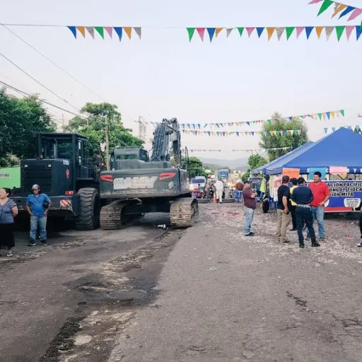 Las autoridades compartieron una imagen con la maquinaria en el tramo afectado. Foto: Gobierno.