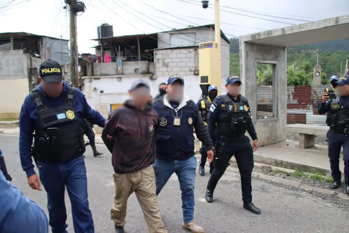El presunto sicario fue llevado a un juzgado para resolver su situación legal. Foto: PNC.