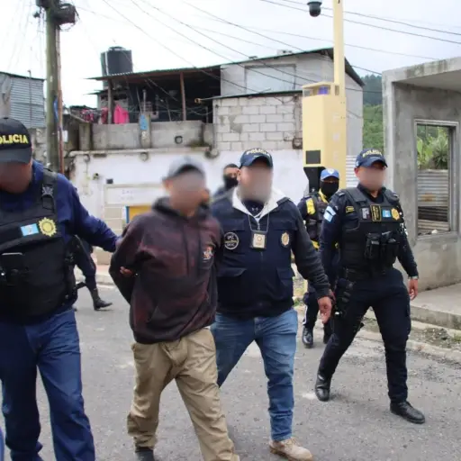 El presunto sicario fue llevado a un juzgado para resolver su situación legal. Foto: PNC.
