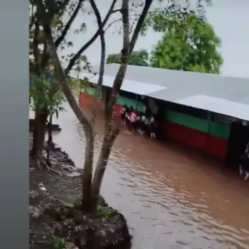 estudiantes-atrapados-inundacion-subita-en-jutiapa ,