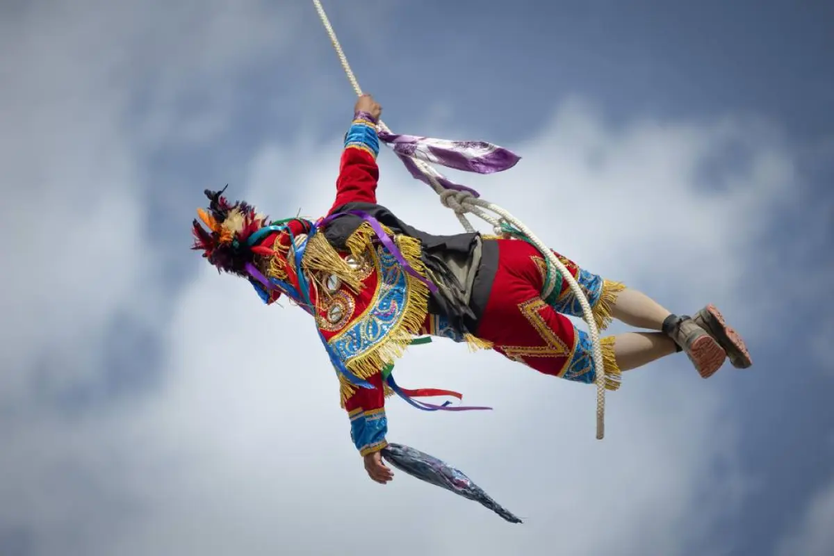 Bailarines realizan la "Danza del palo volador" en Cubulco, Baja Verapaz. Foto: EFE