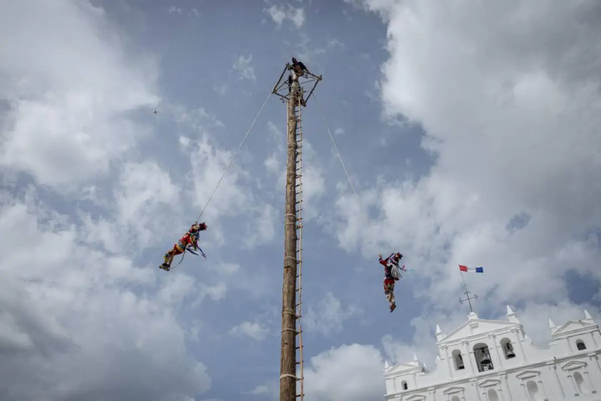 Bailarines realizan la "Danza del palo volador" en Cubulco, Baja Verapaz. Foto: EFE