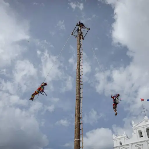 Bailarines realizan la 