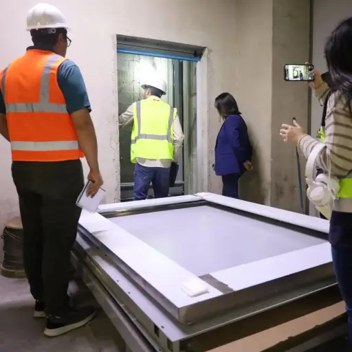 Retiran escaleras eléctricas y elevadores ,