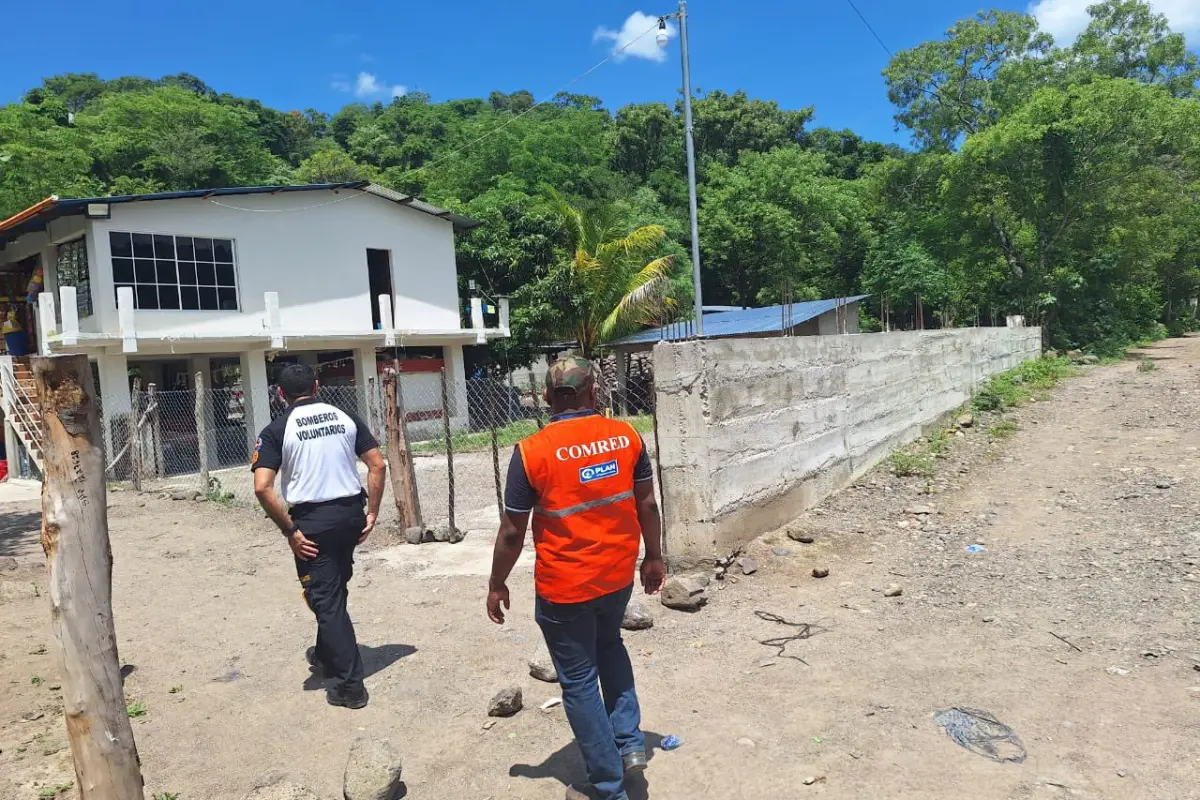 Integrantes de la coordinadora municipal realizaron un recorrido en San Luis Jilotepeque para evaluar riesgos en viviendas. Foto: Conred. 