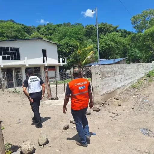 Integrantes de la coordinadora municipal realizaron un recorrido en San Luis Jilotepeque para evaluar riesgos en viviendas. Foto: Conred. 