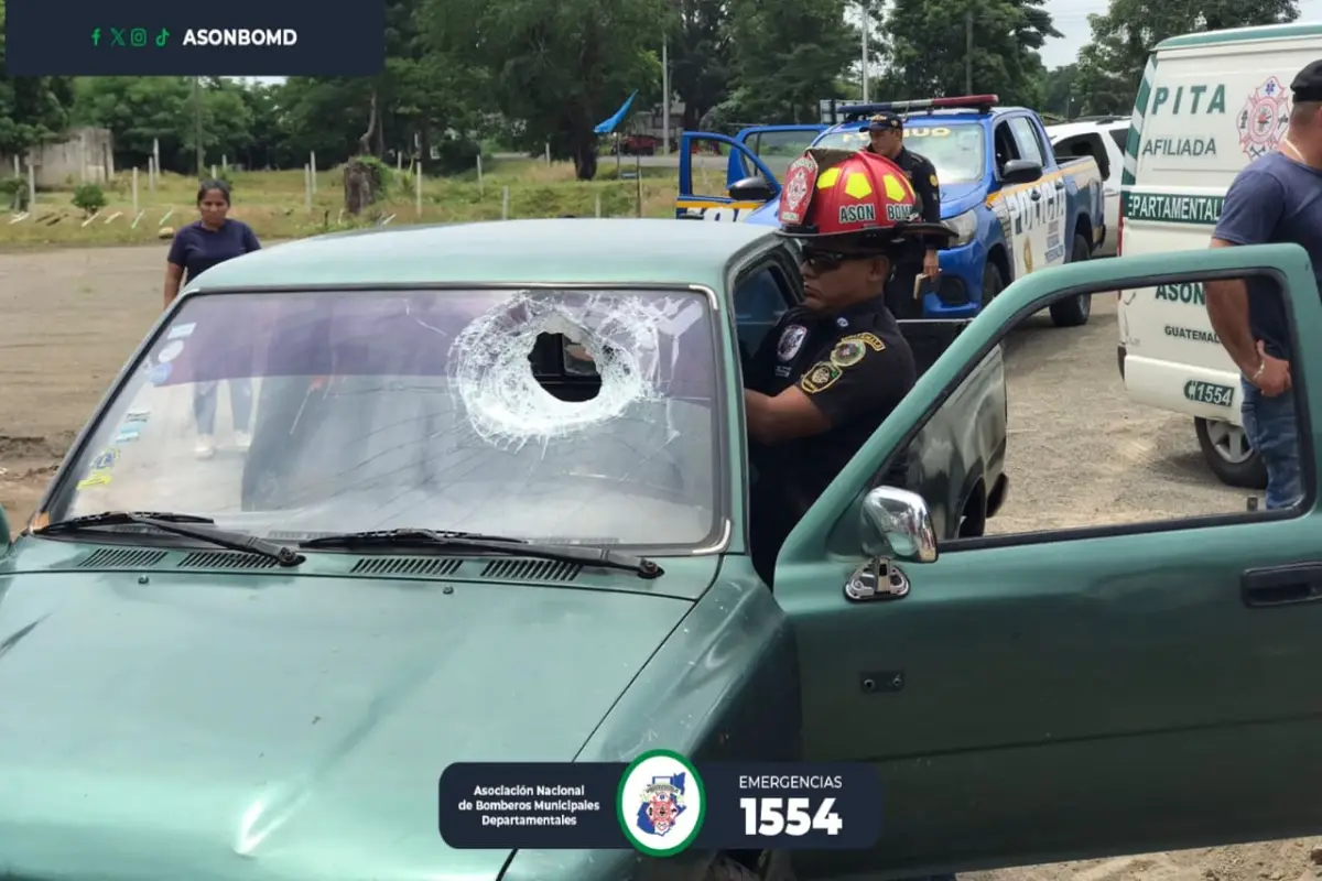 Bomberos Municipales Departamentales hicieron todos los esfuerzos por salvar la vida de la víctima. Foto: Bomberos.