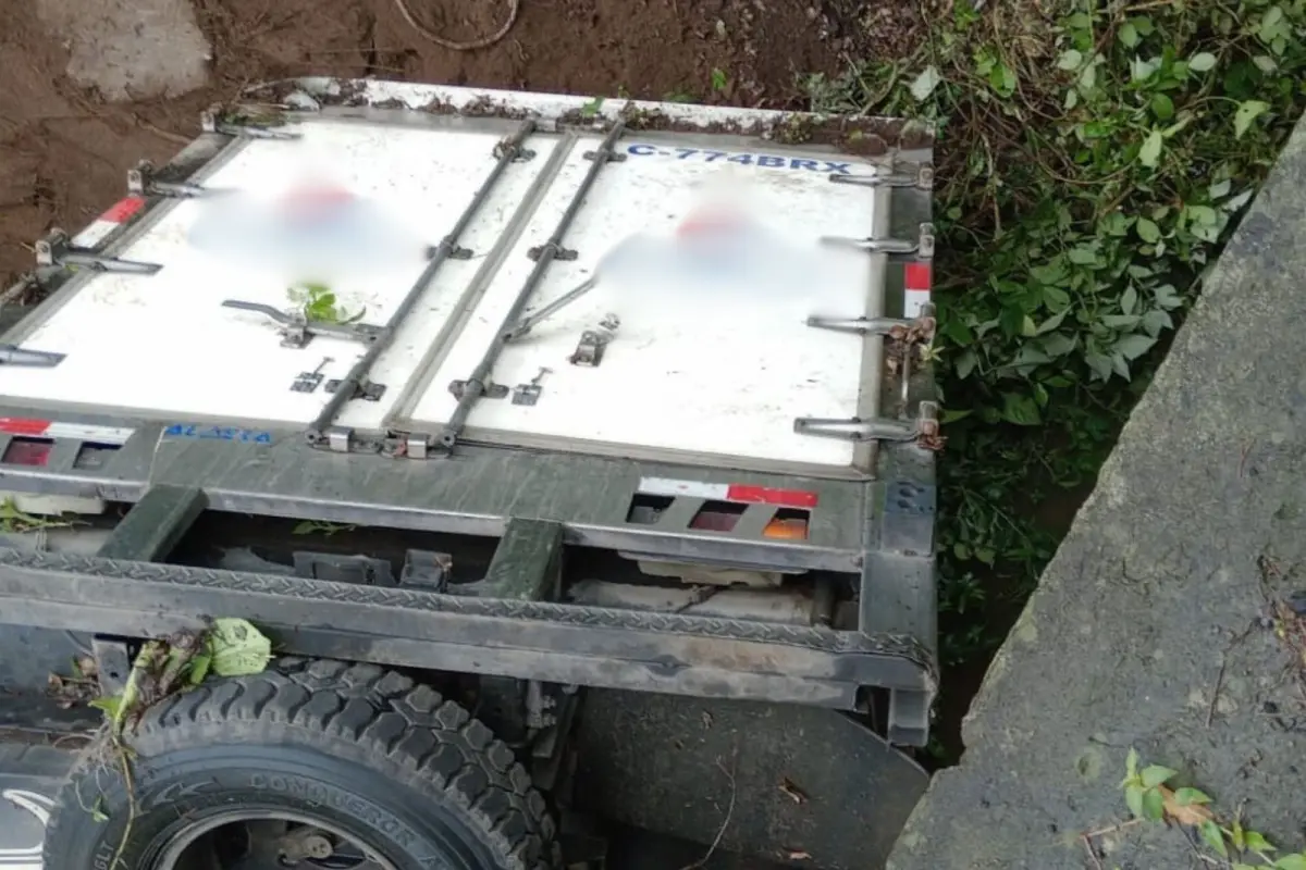 El vehículo de transporte de refrescos quedó con las llantas hacia arriba. Foto: Bomberos Municipales de Antigua.