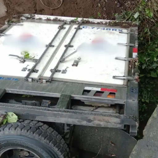 El vehículo de transporte de refrescos quedó con las llantas hacia arriba. Foto: Bomberos Municipales de Antigua.