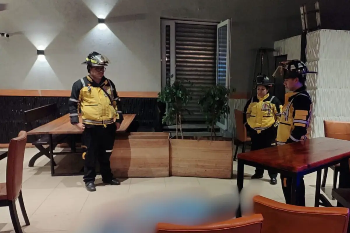 Por causas que se desconocen, un hombre de al menos 30 años falleció por heridas de bala en un local de la zona 10. Foto: Bomberos Voluntarios. 