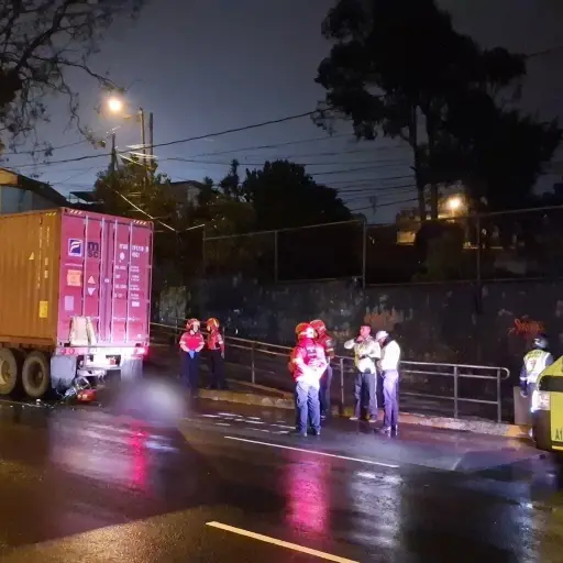 El primer accidente ocurrió en el Periférico y 13 avenida de la zona 7 capitalina. Foto: Bomberos Municipales.