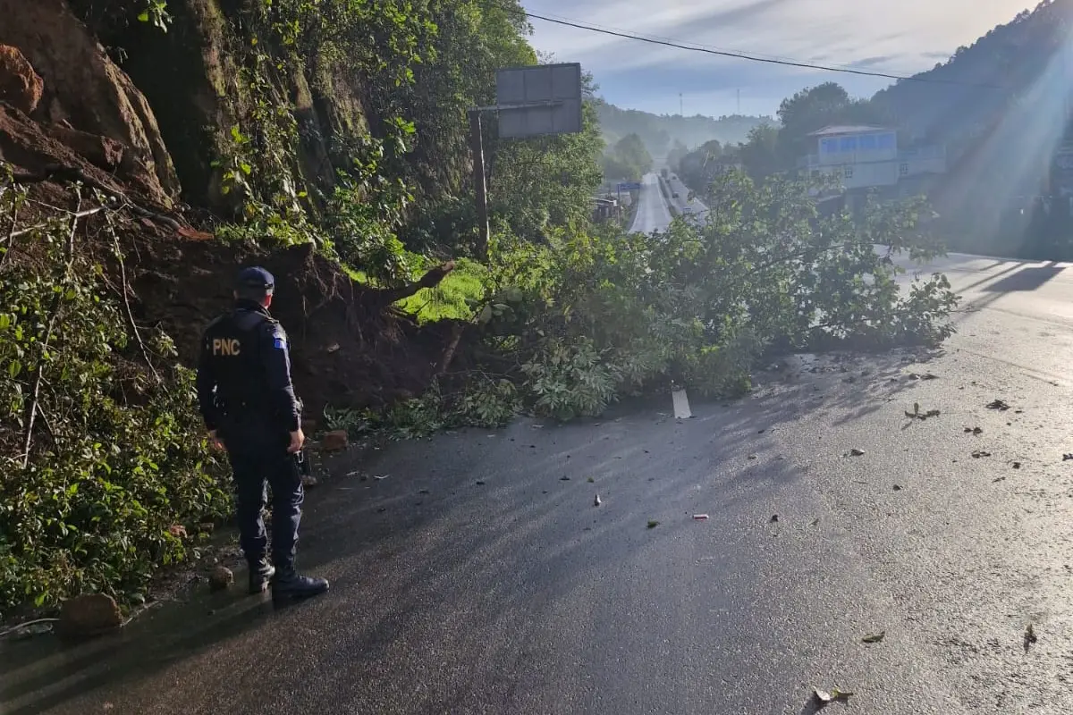 Trabajadores de la Dirección General de Caminos atendió un deslizamiento en Sololá. Foto: Conred.