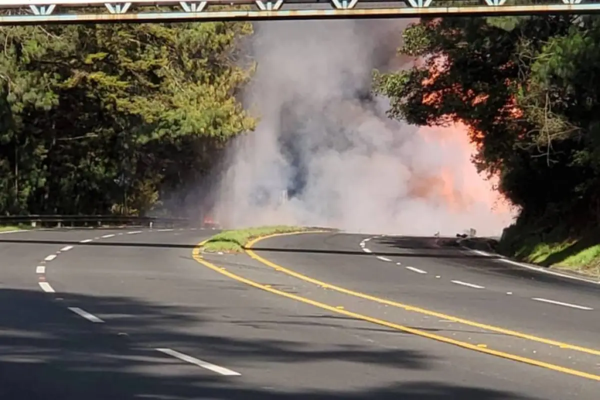 incendio-camion-santa-lucia-utatlan-emisoras-unidas.webp, 