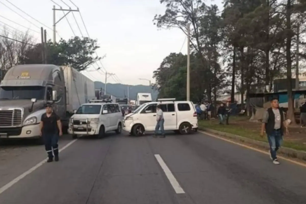 bloqueo-microbuses-ruta-pacifico-san-vicente-pacaya-emisoras-unidas-2.webp, 