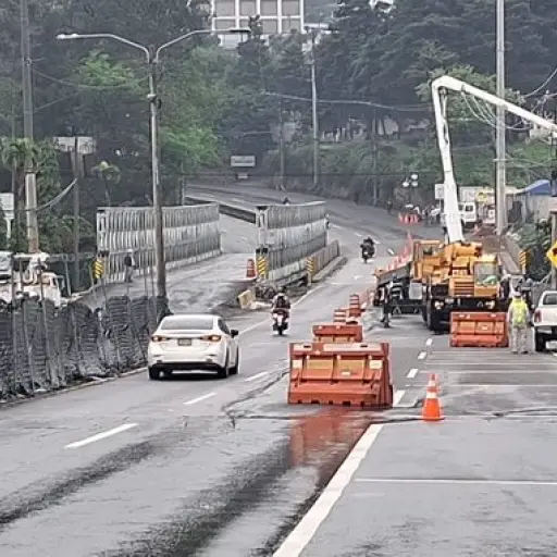 trabajos en la carretera al pacífico ,