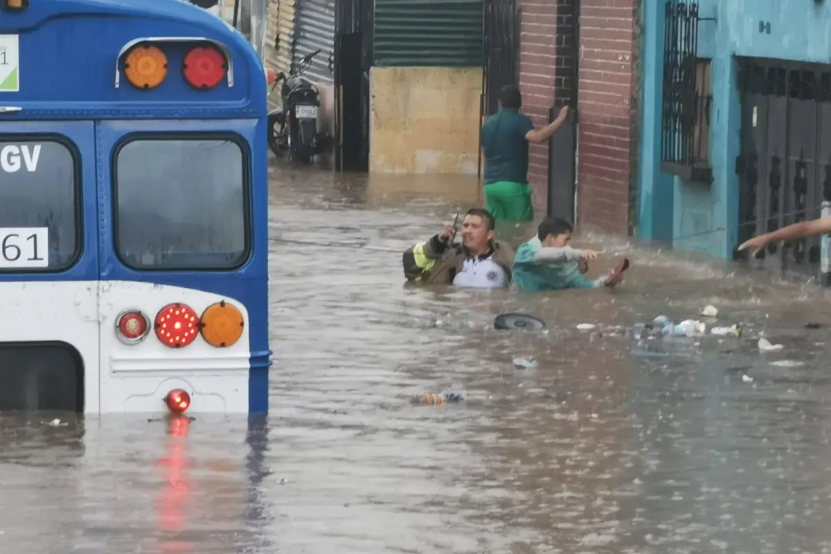 Los bomberos se metieron al agua sucia para ayudar a los afectados. Foto: Bomberos Voluntarios. 