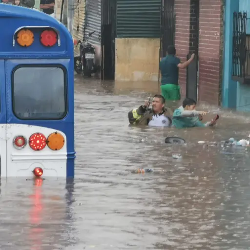 Los bomberos se metieron al agua sucia para ayudar a los afectados. Foto: Bomberos Voluntarios. 