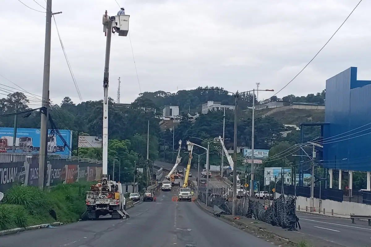 Autoridades de tránsito regulan el paso vial en el sector de los trabajos. Foto: Dalia Santos/PMT Villa Nueva. 