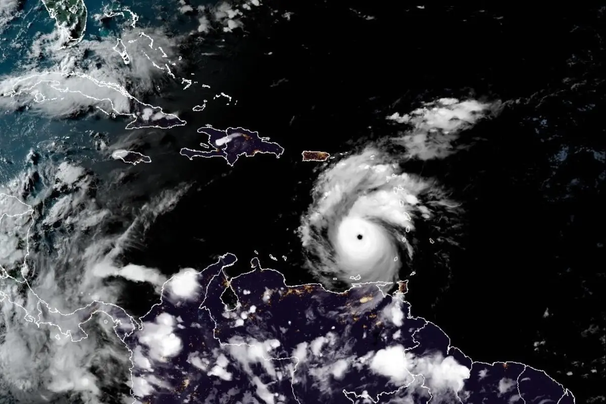 La imagen satelital muestra como el fenómeno avanza entre las islas del caribe y Sudamérica.