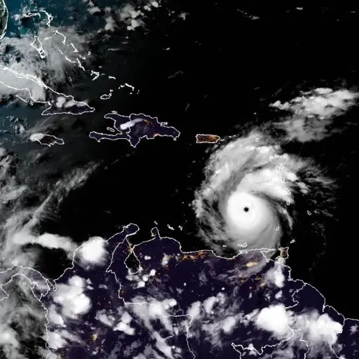 La imagen satelital muestra como el fenómeno avanza entre las islas del caribe y Sudamérica.