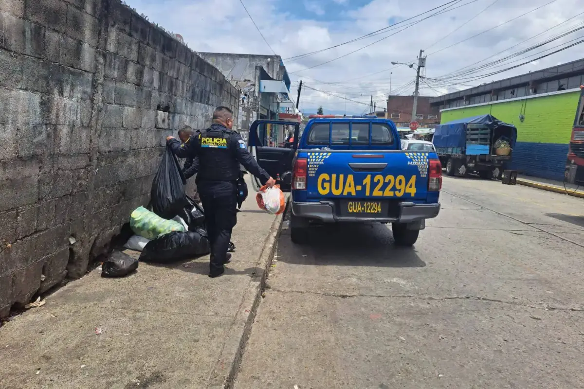 agentes-de-pnc-tirando-basura-en-via-publica, 