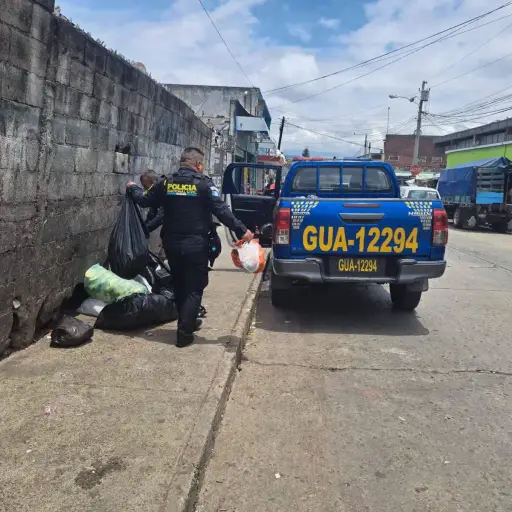 agentes-de-pnc-tirando-basura-en-via-publica ,
