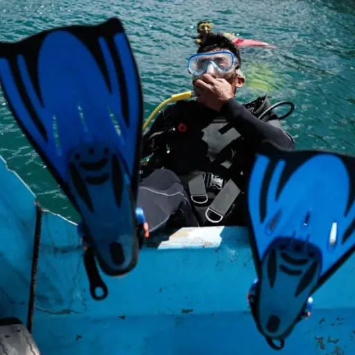 Un buzo se lanza para recolectar desechos durante una jornada de limpieza en el lago Atitlán. Foto: EFE