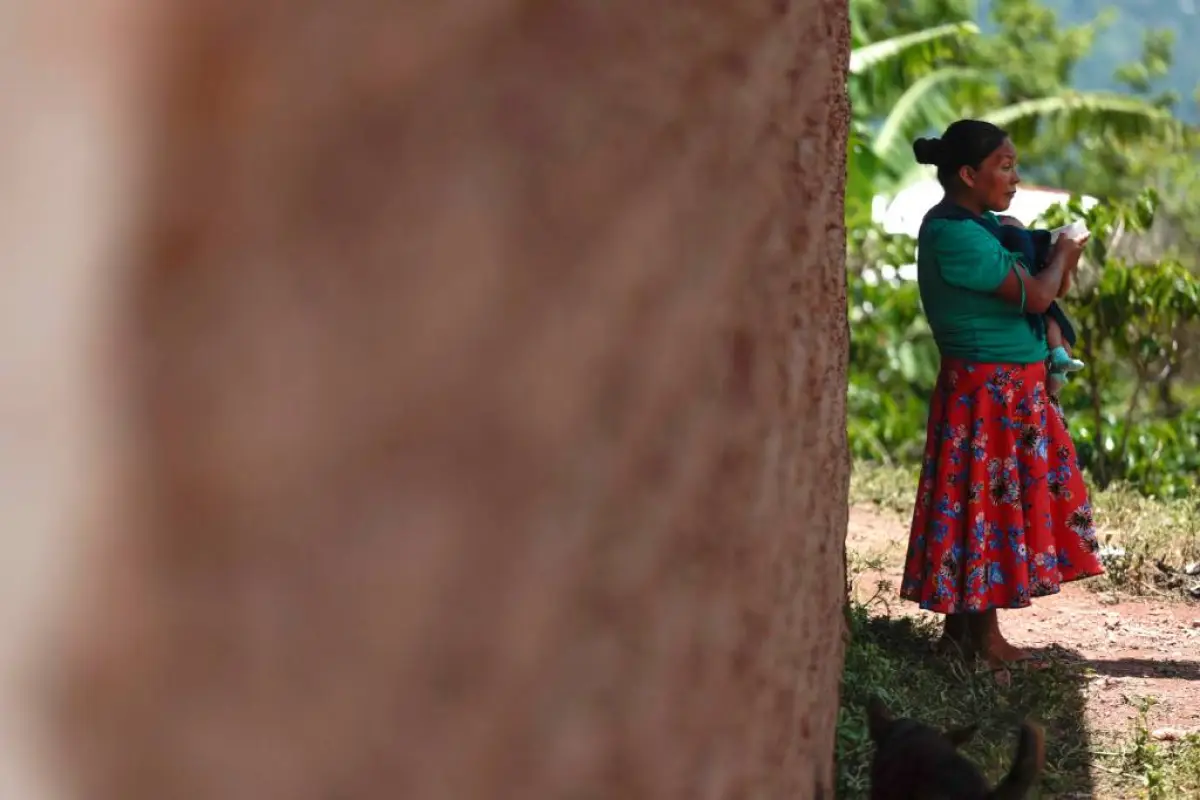 Una mujer del estado sureño mexicano de Chiapas alimenta un bebé en una escuela donde encontraron refugio en la comunidad Ampliación Nueva Reforma, en Huehuetenango. Foto: EFE