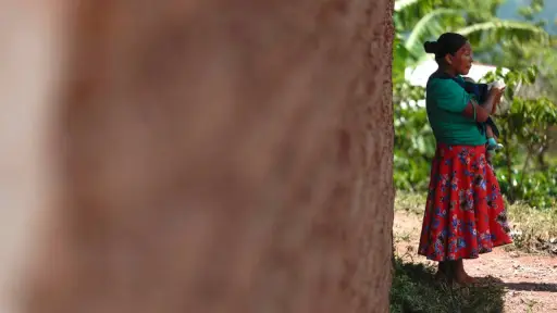 Una mujer del estado sureño mexicano de Chiapas alimenta un bebé en una escuela donde encontraron refugio en la comunidad Ampliación Nueva Reforma, en Huehuetenango. Foto: EFE