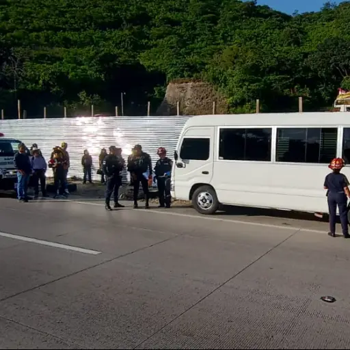 Bomberos Municipales Departamentales atendieron la emergencia. Foto cortesía de Mario Upún.