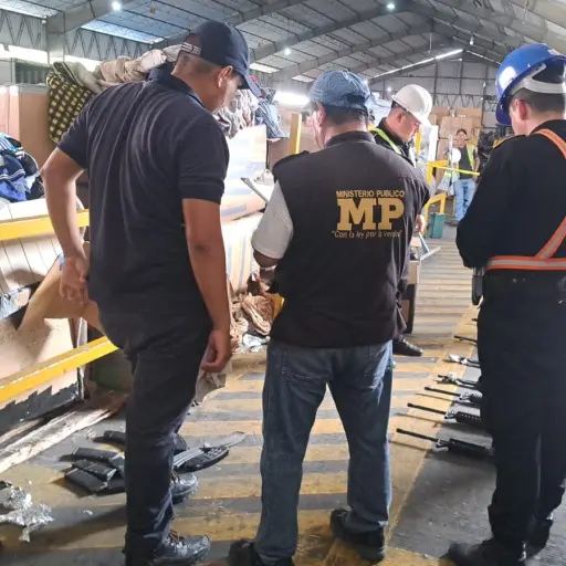 El personal de la PNC y el MP evaluó el ilícito antes de la incautación. Foto: PNC.