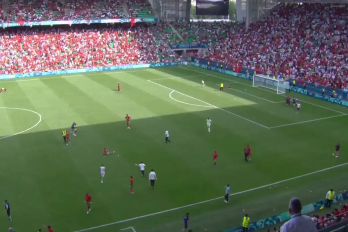 Aficionados de Marruecos invaden la cancha tras empate de Argentina, 