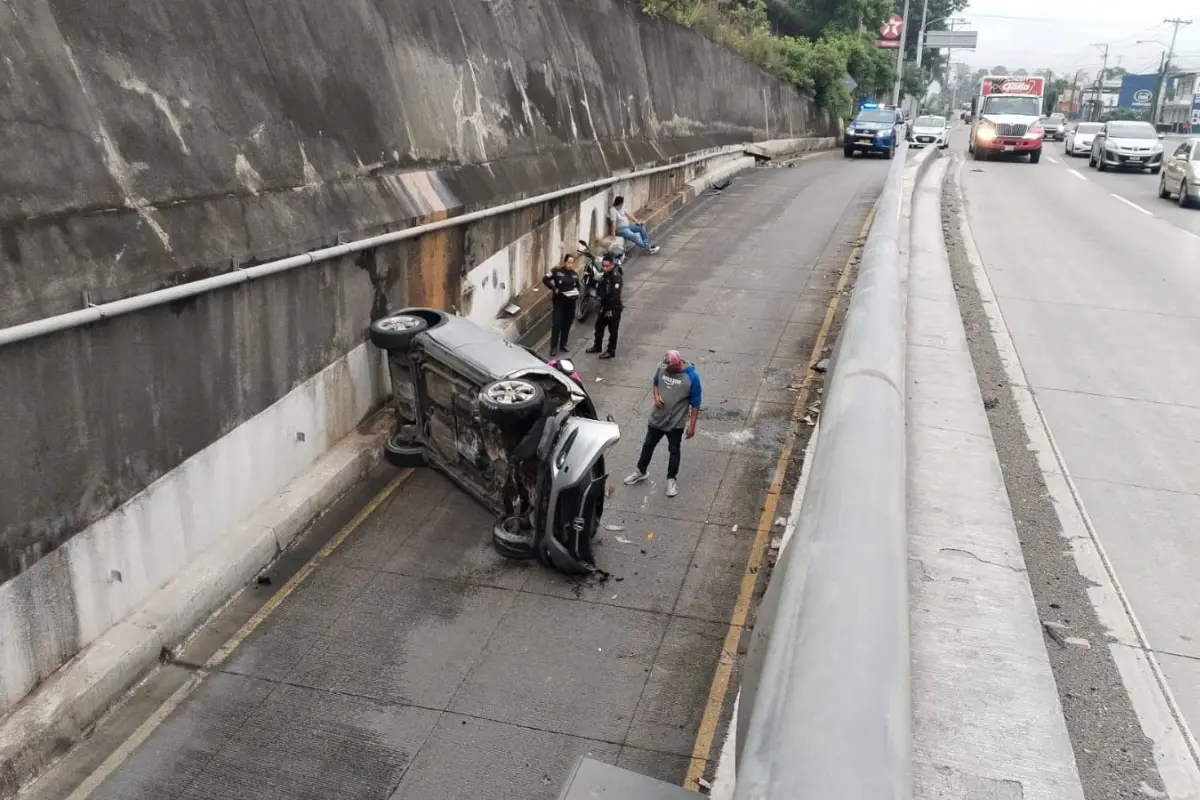 Los rescatistas reportaron que el chofer sufrió golpes leves. Foto: Bomberos Voluntarios.