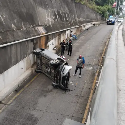 Los rescatistas reportaron que el chofer sufrió golpes leves. Foto: Bomberos Voluntarios.