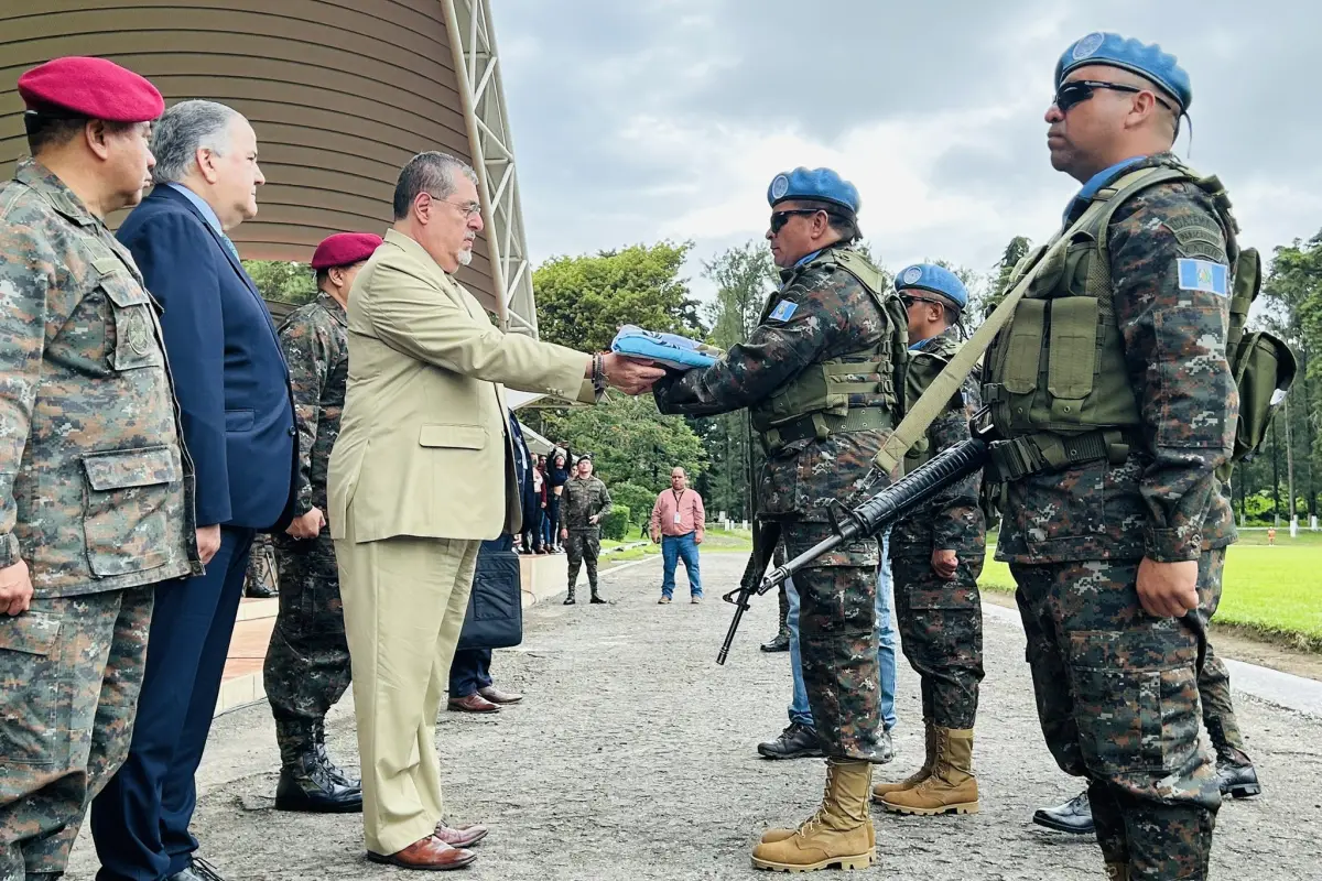 Entrega de la Bandera Nacional al comandante del XXIV Contingente de Fuerzas Especiales del Ejército. Foto: Ministerio de la Defensa.