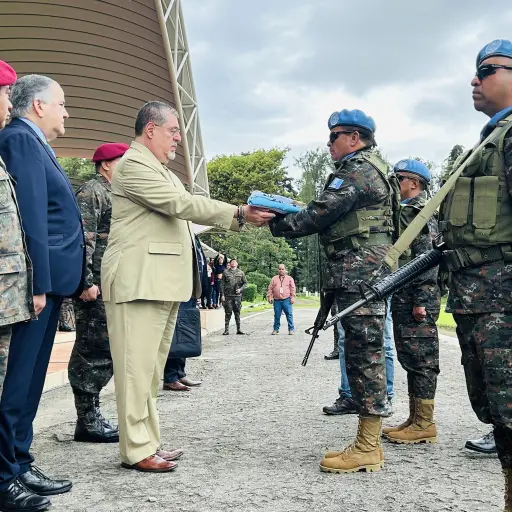 Entrega de la Bandera Nacional al comandante del XXIV Contingente de Fuerzas Especiales del Ejército. Foto: Ministerio de la Defensa.